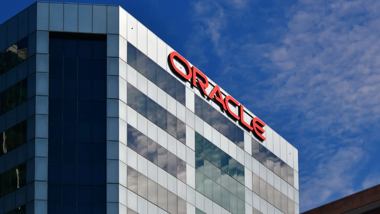 Tencent Secures Massive AI Chip Lease from Oracle in Southeast Asia